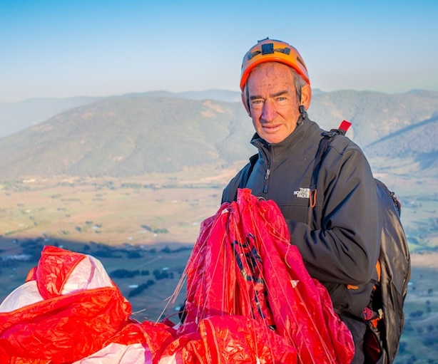 Ken Hutt e Pierre Carter tentano la scalata dell'Everest e il volo con