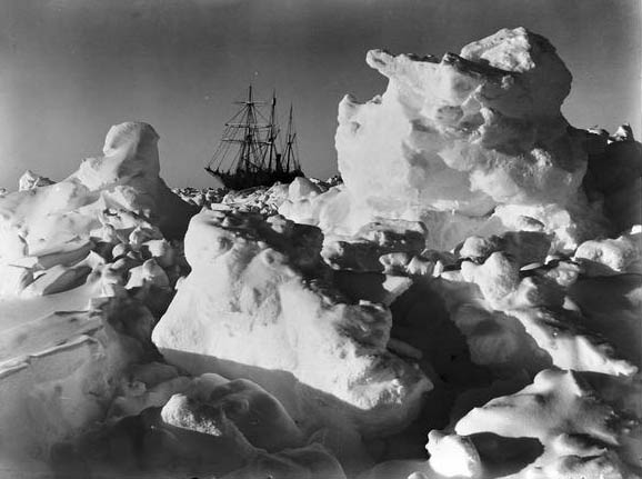 La Endurance intrappolata fra i ghiaccio dal 19 gennaio 1915