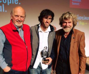 Premio Paul Preuss 2016 ad Hansjoerg Auer. A sinistra Lutz Maurer, a destra Reinhold Messner. Foto: Bergwelten