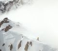 Hervé Barmasse durante il primo concatenamento e traversata integrale di tutte le vette principali del massiccio del Gran Sasso d'Italia. Foto Roberto Parisse