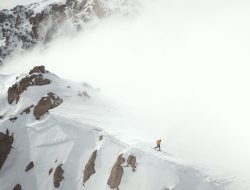 Hervé Barmasse durante il primo concatenamento e traversata integrale di tutte le vette principali del massiccio del Gran Sasso d'Italia. Foto Roberto Parisse