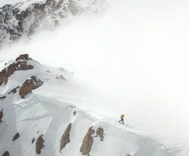 Hervé Barmasse durante il primo concatenamento e traversata integrale di tutte le vette principali del massiccio del Gran Sasso d'Italia. Foto Roberto Parisse